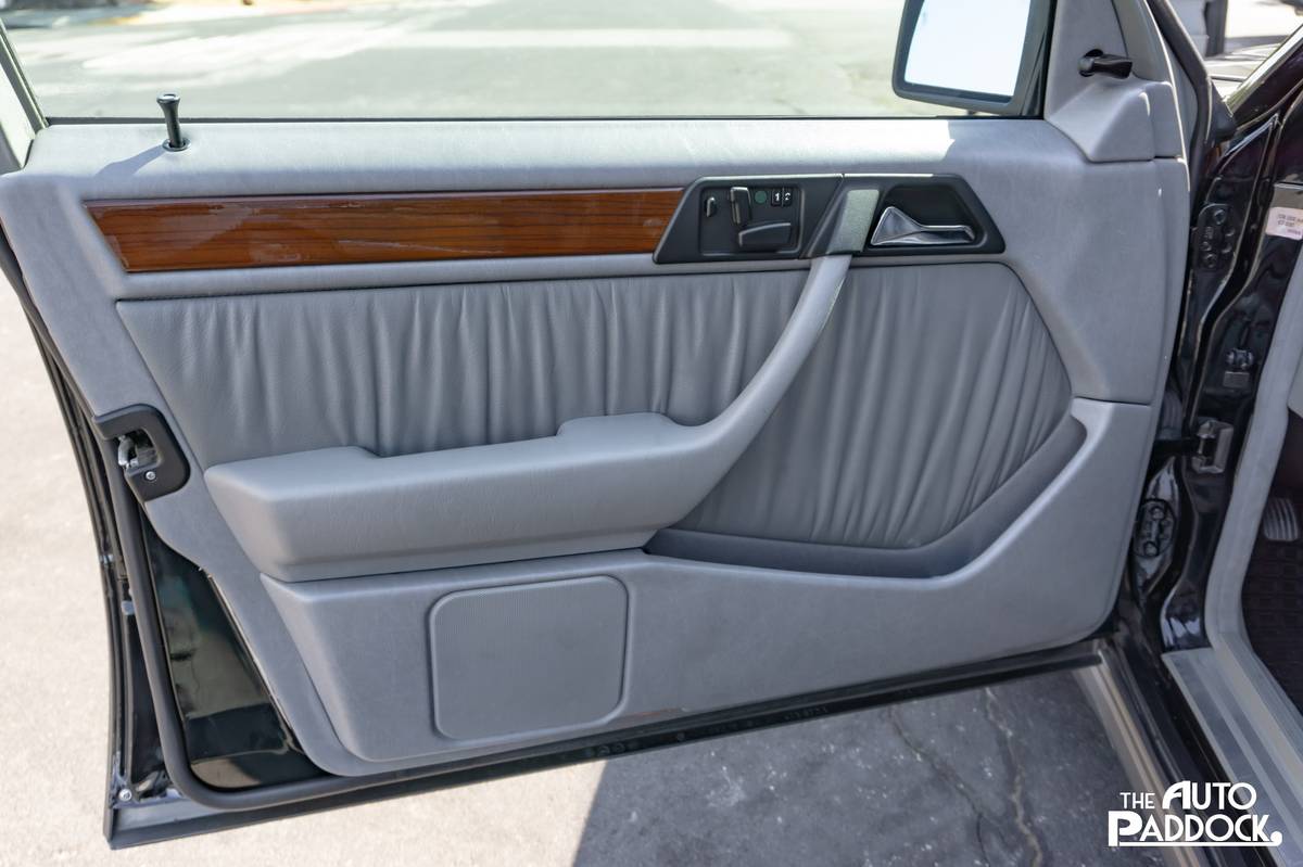 Mercedes-benz-300-300e-1990-black-21