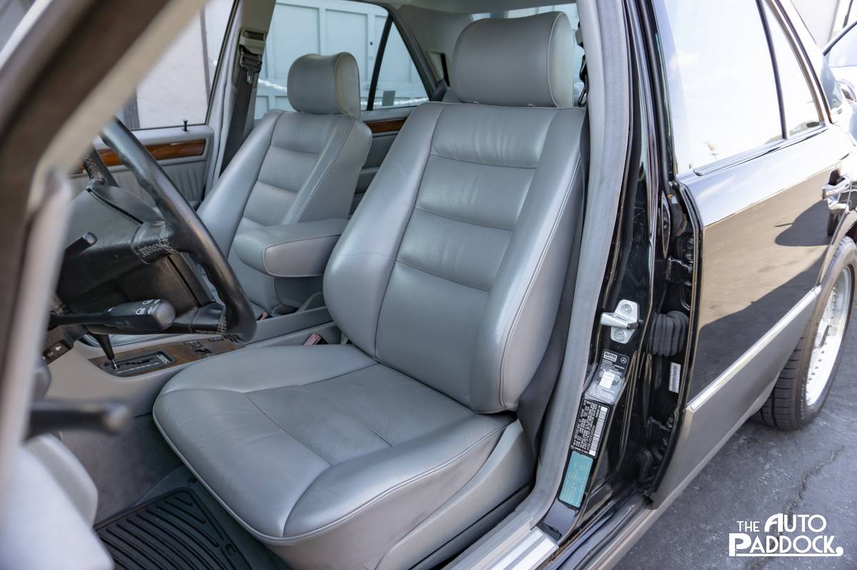 Mercedes-benz-300-300e-1990-black-23