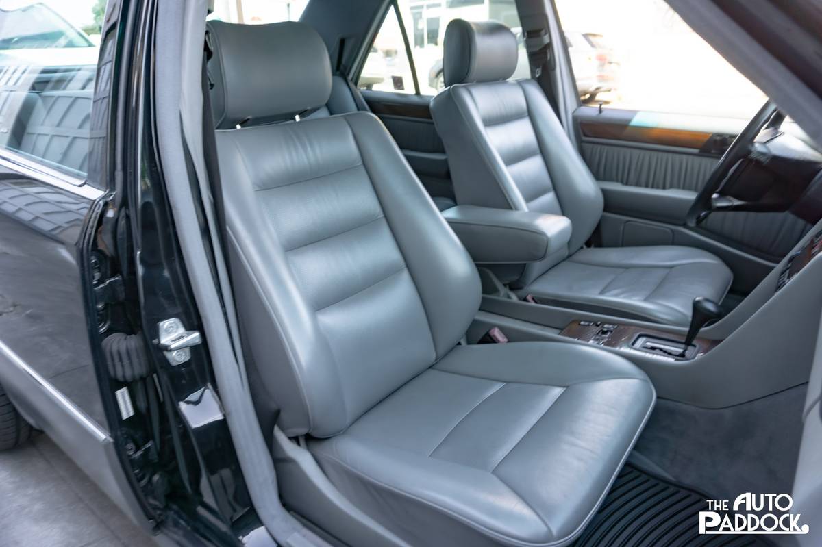Mercedes-benz-300-300e-1990-black-3
