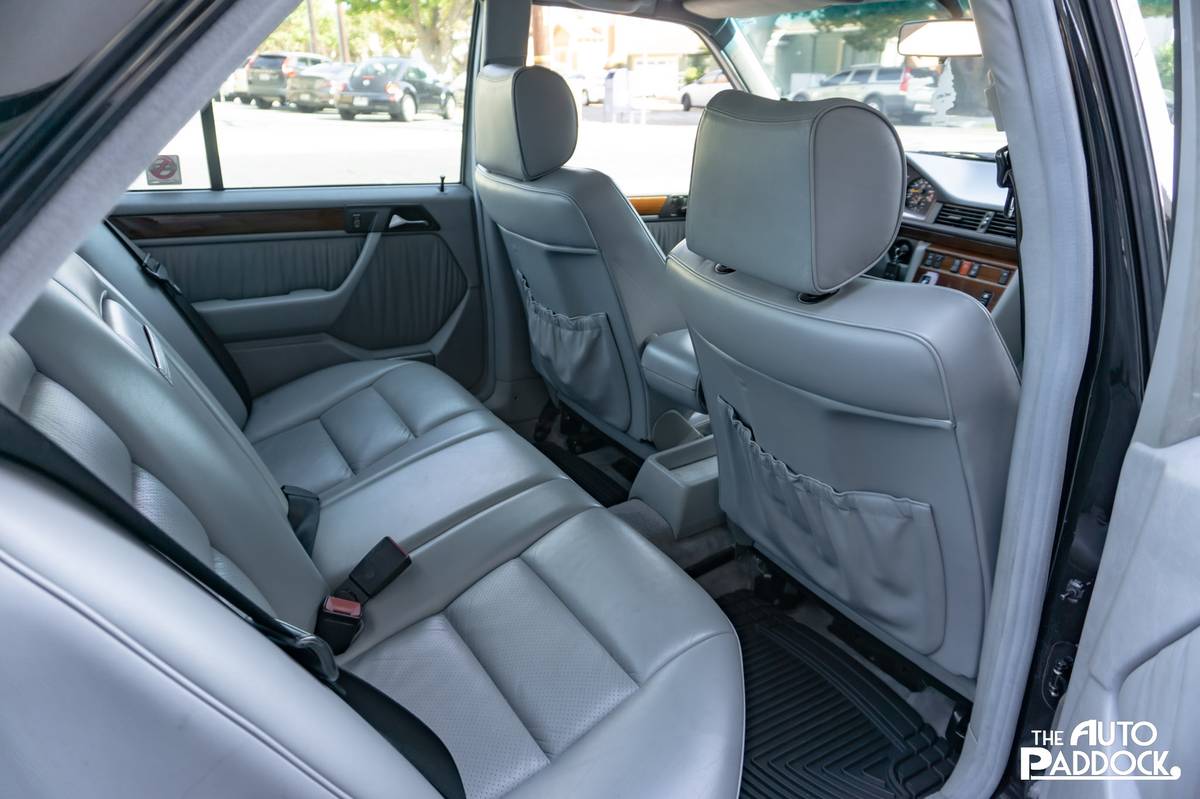 Mercedes-benz-300-300e-1990-black-5