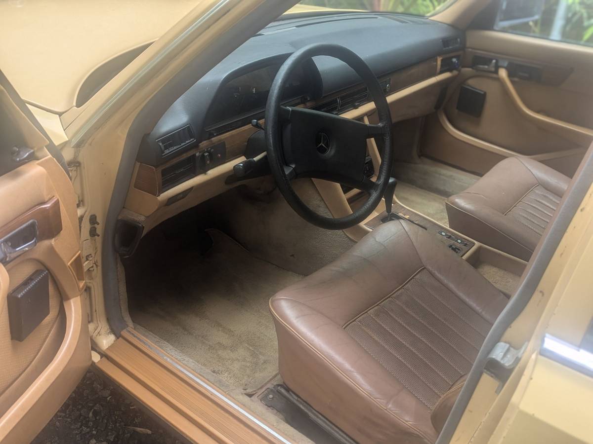 Mercedes-benz-300-sd-diesel-1981-yellow-12