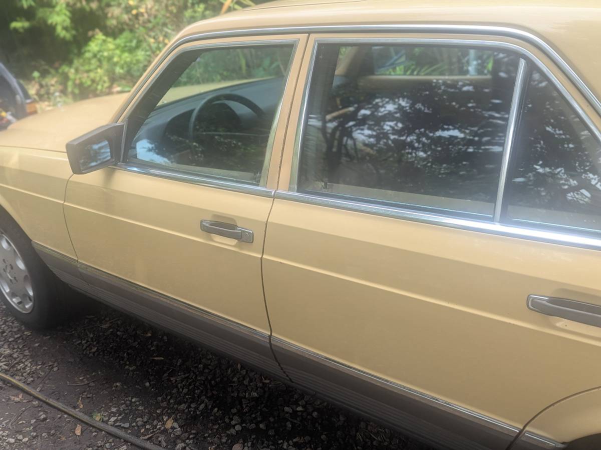 Mercedes-benz-300-sd-diesel-1981-yellow-8