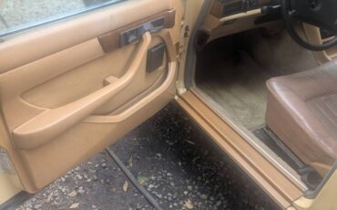 Mercedes-benz-300-sd-diesel-1981-yellow-9