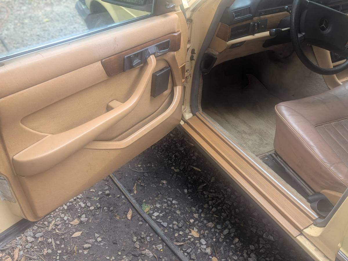 Mercedes-benz-300-sd-diesel-1981-yellow-9