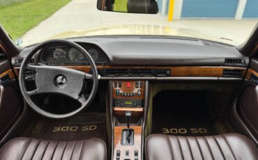 Mercedes-benz-300-sd-diesel-1982-17