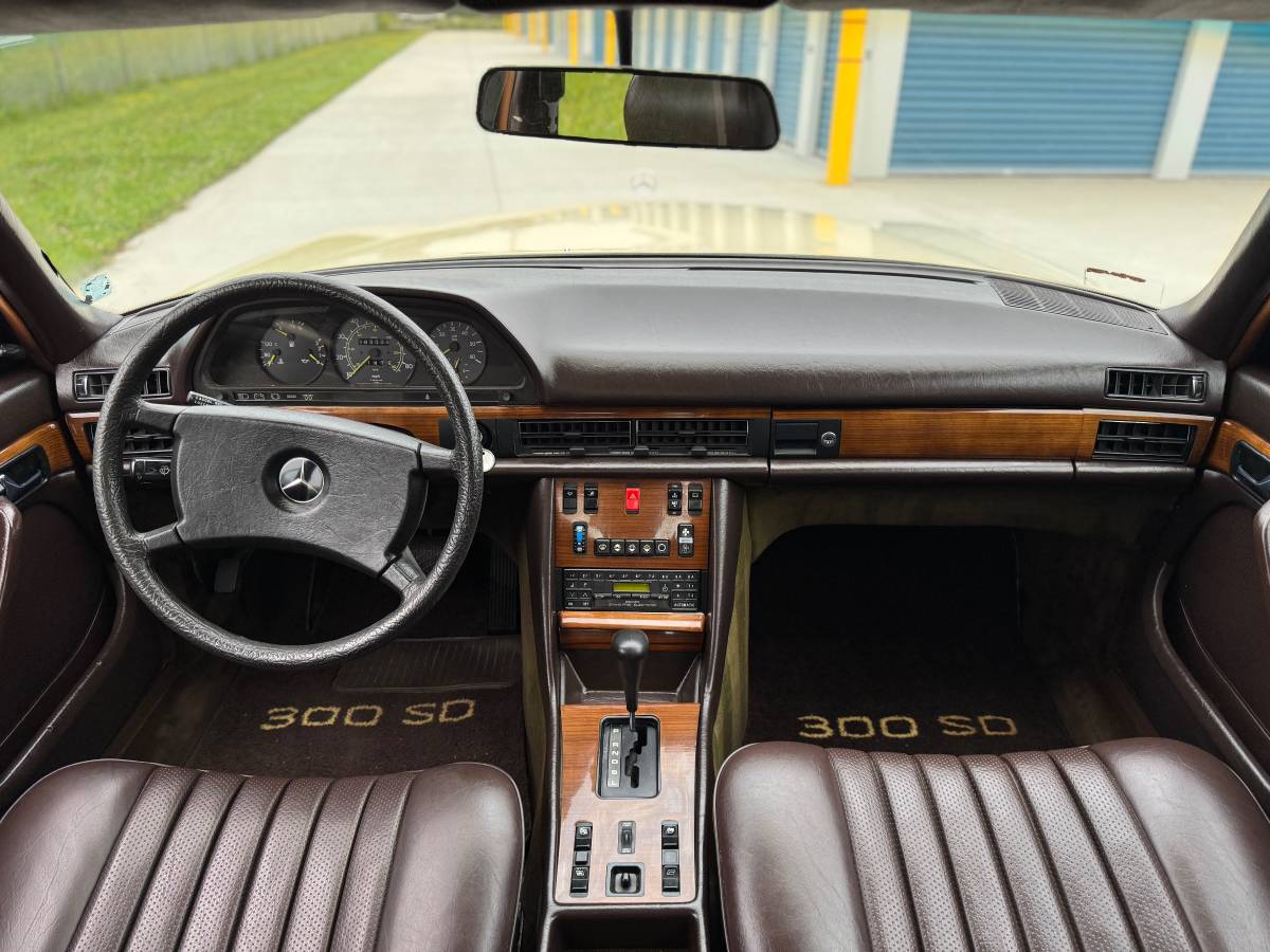 Mercedes-benz-300-sd-diesel-1982-17