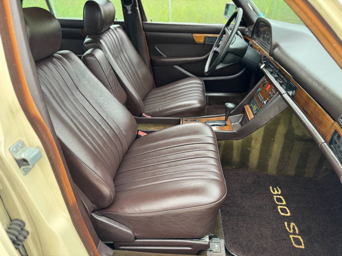 Mercedes-benz-300-sd-diesel-1982-18