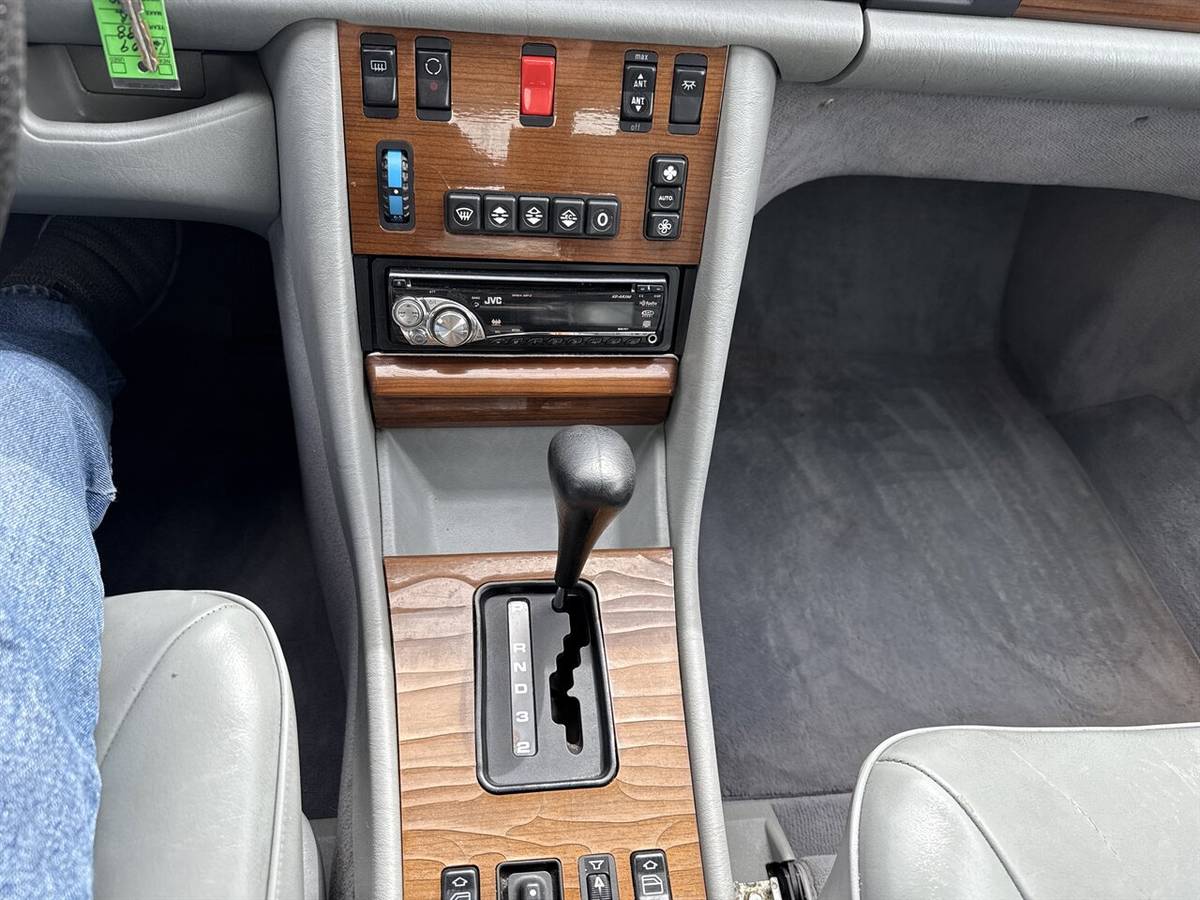Mercedes-benz-300-se-1988-silver-12