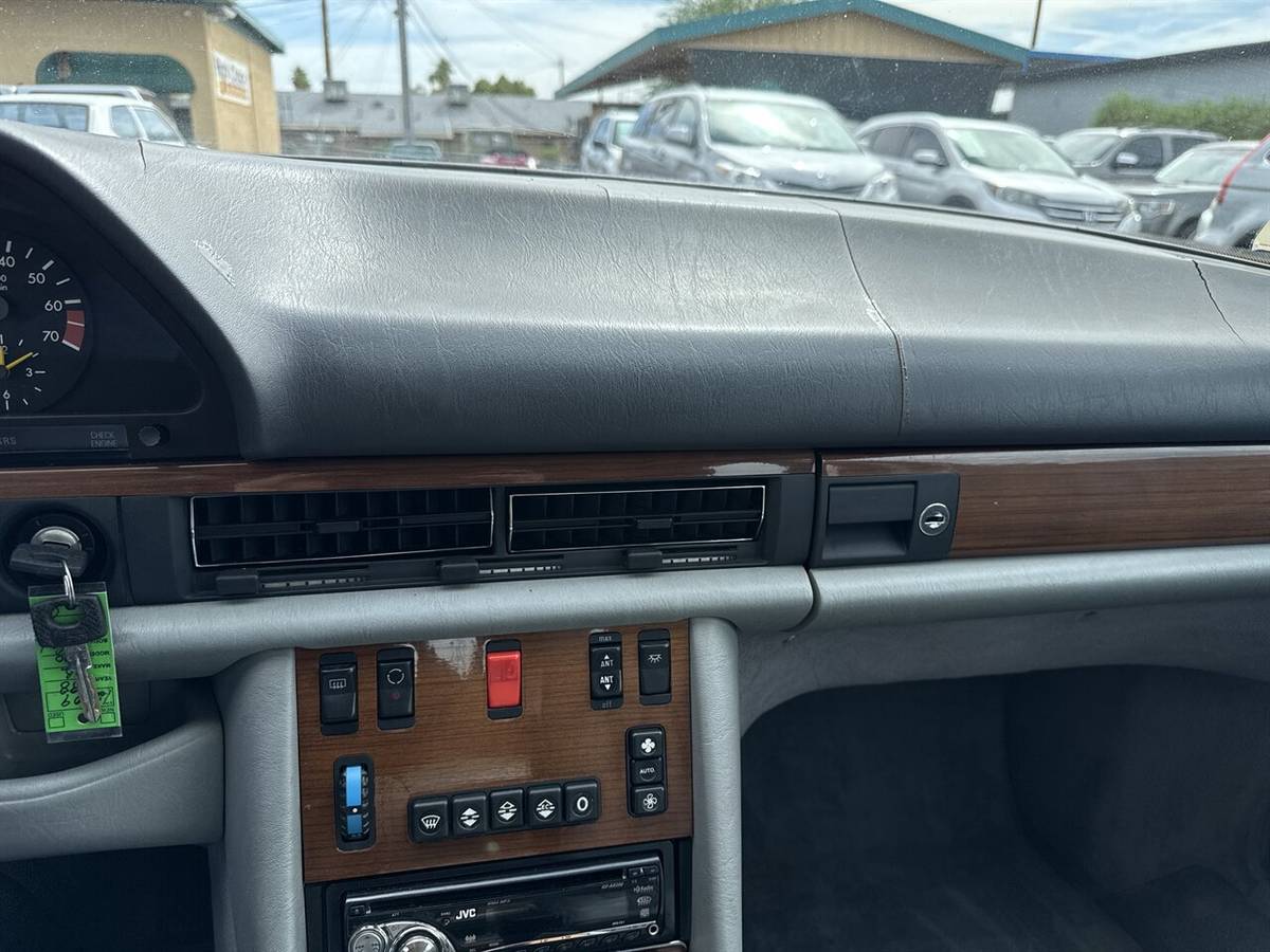 Mercedes-benz-300-se-1988-silver-13