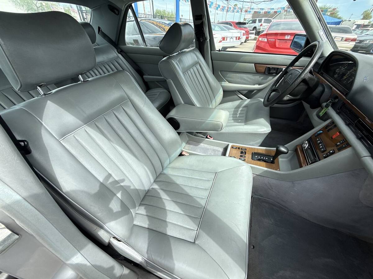 Mercedes-benz-300-se-1988-silver-16