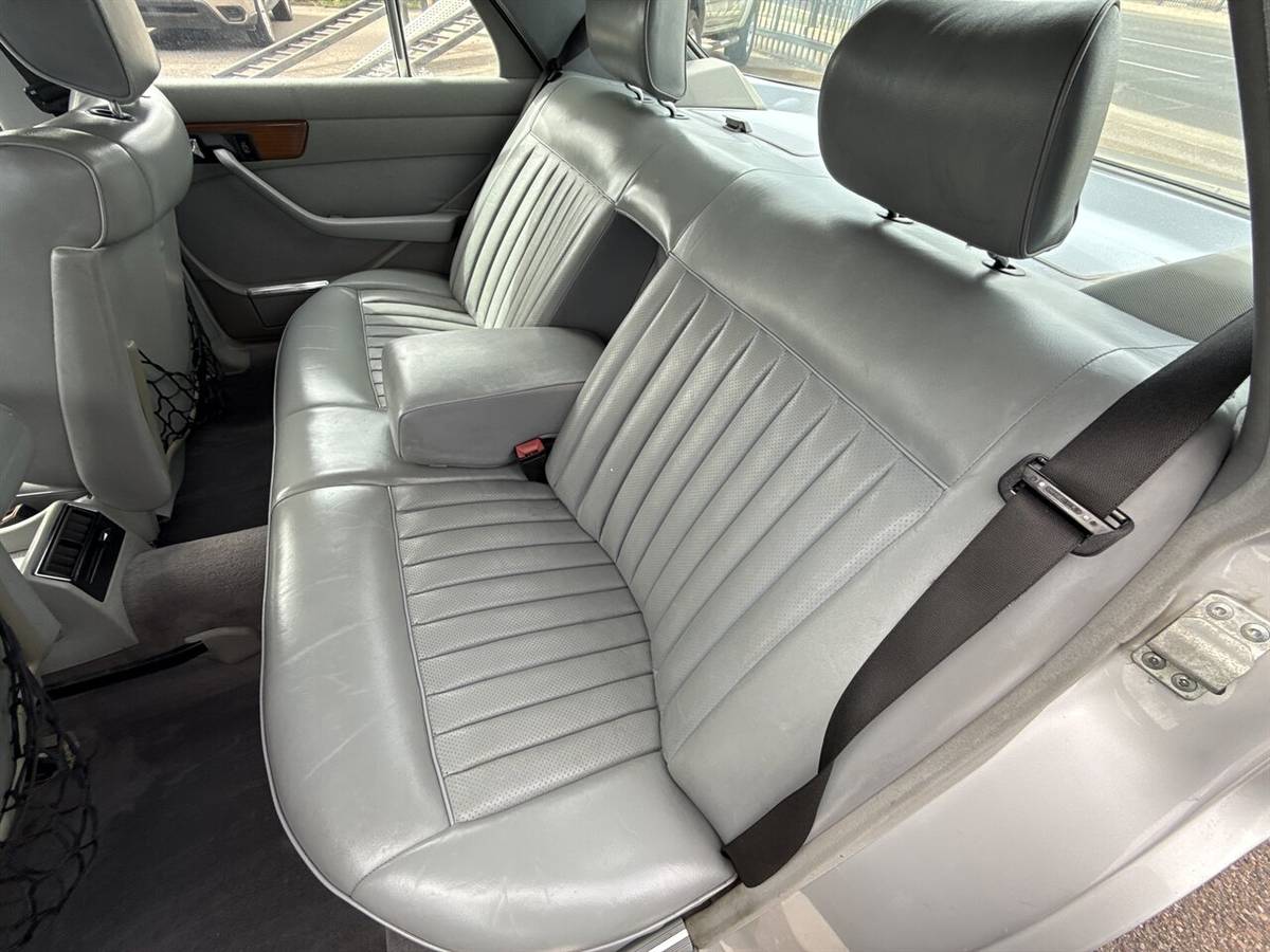 Mercedes-benz-300-se-1988-silver-17