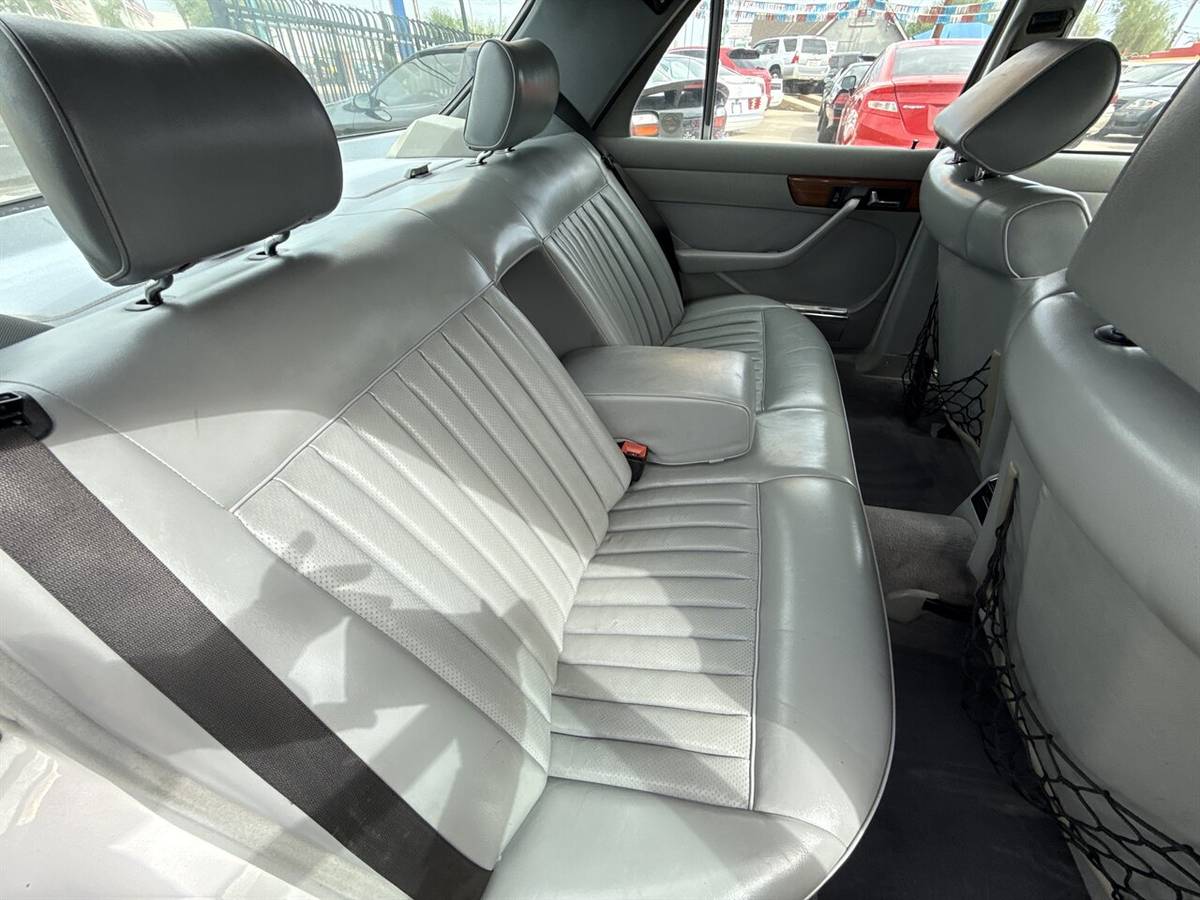 Mercedes-benz-300-se-1988-silver-18