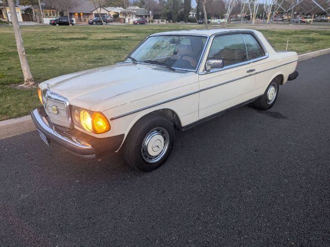 Mercedes-benz-300cd-1982-Yellow-1