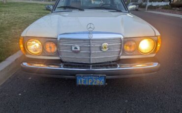 Mercedes-benz-300cd-1982-Yellow-10