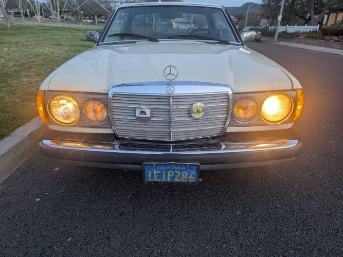 Mercedes-benz-300cd-1982-Yellow-10