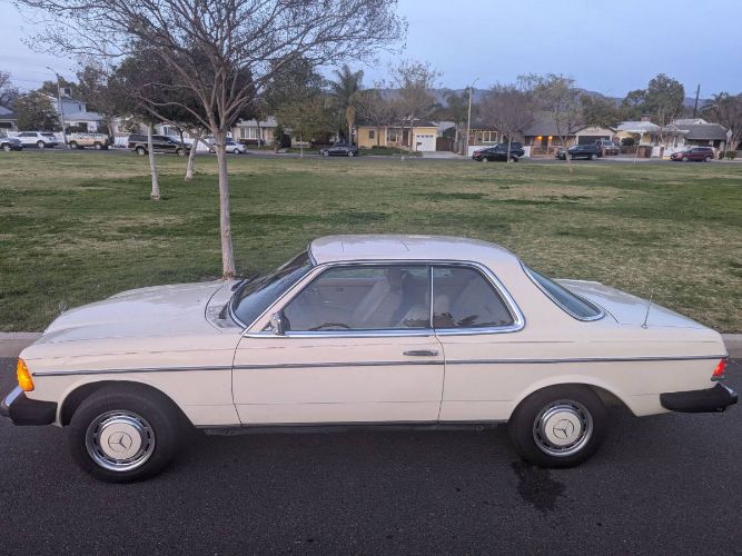 Mercedes-benz-300cd-1982-Yellow-11