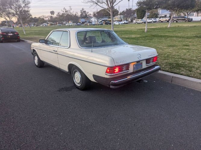 Mercedes-benz-300cd-1982-Yellow-12