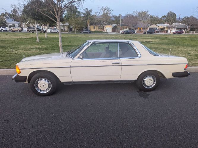 Mercedes-benz-300cd-1982-Yellow-13
