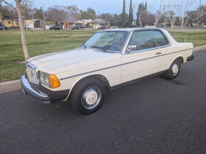 Mercedes-benz-300cd-1982-Yellow-7