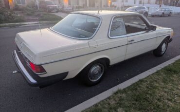 Mercedes-benz-300cd-1982-Yellow-8
