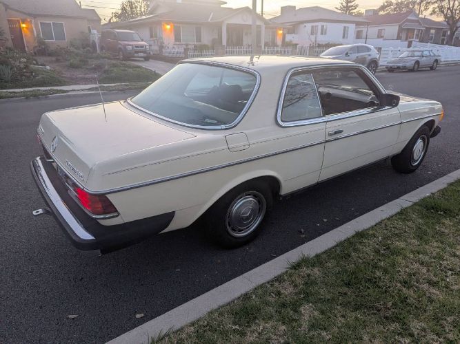Mercedes-benz-300cd-1982-Yellow-8
