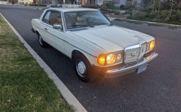 Mercedes-benz-300cd-1982-Yellow-9
