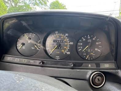 Mercedes-benz-300cd-1983