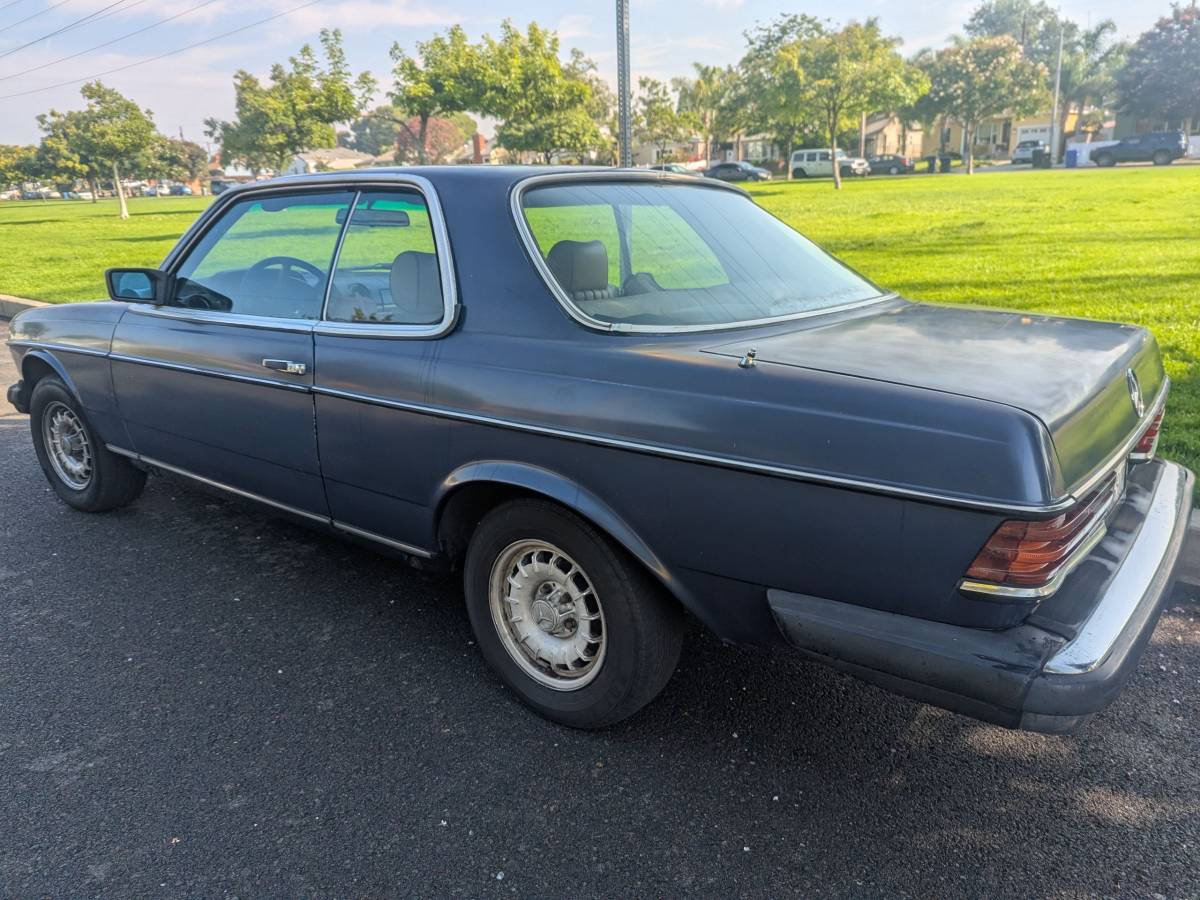 Mercedes-benz-300cd-diesel-1983-blue-10