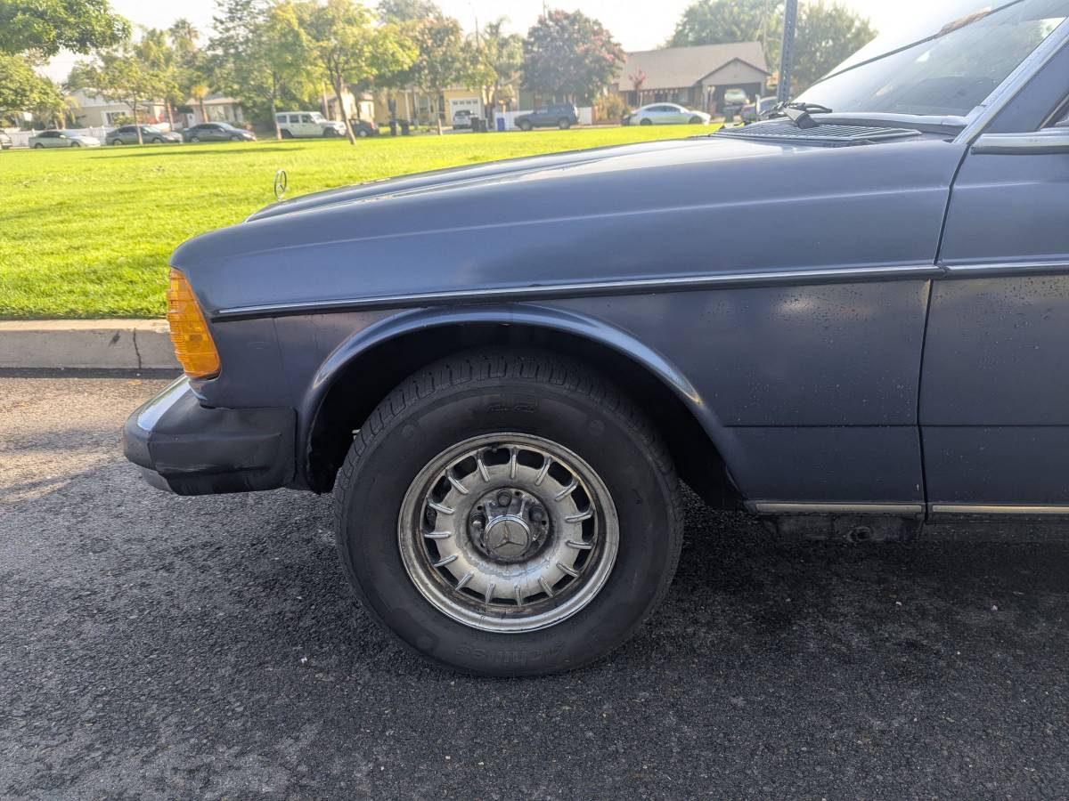 Mercedes-benz-300cd-diesel-1983-blue-12