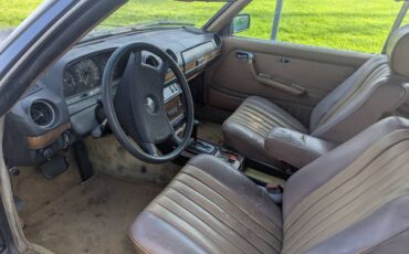 Mercedes-benz-300cd-diesel-1983-blue-14