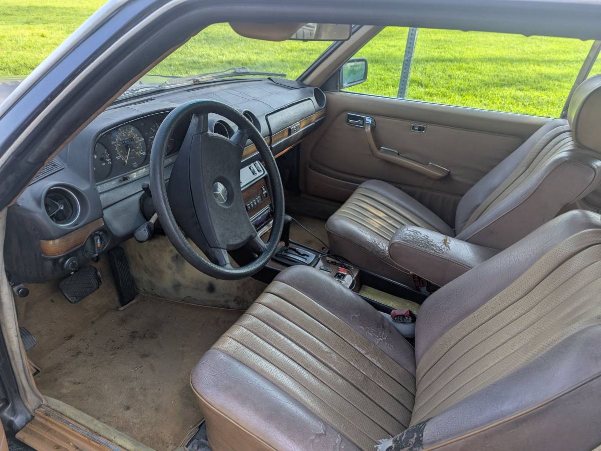 Mercedes-benz-300cd-diesel-1983-blue-14