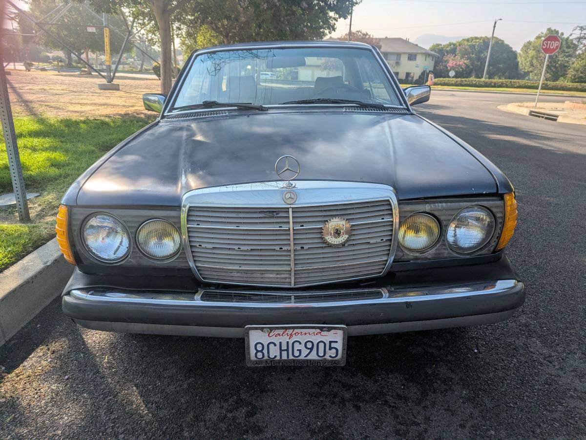Mercedes-benz-300cd-diesel-1983-blue-4