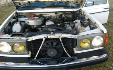Mercedes-benz-300d-diesel-1982-white-10