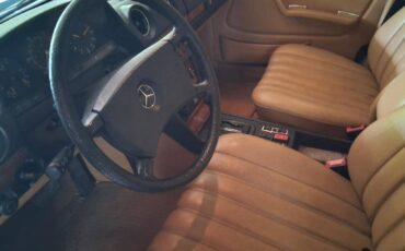 Mercedes-benz-300d-diesel-1982-white-11