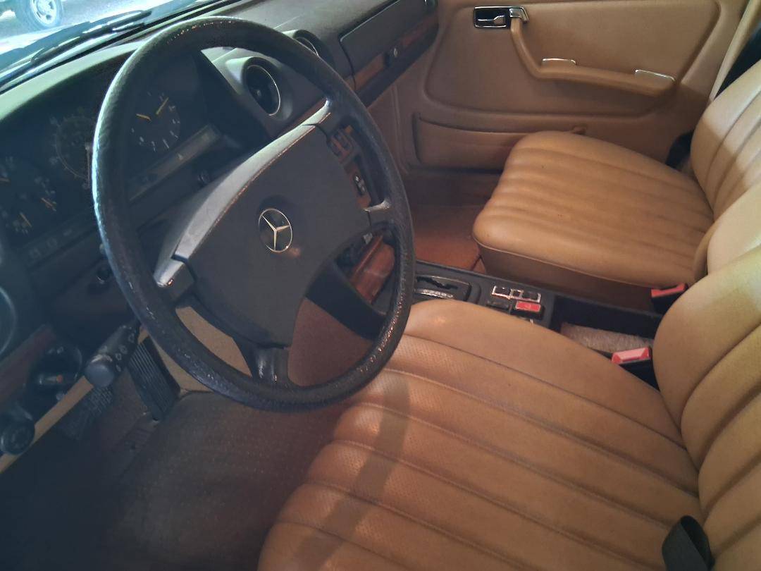 Mercedes-benz-300d-diesel-1982-white-11