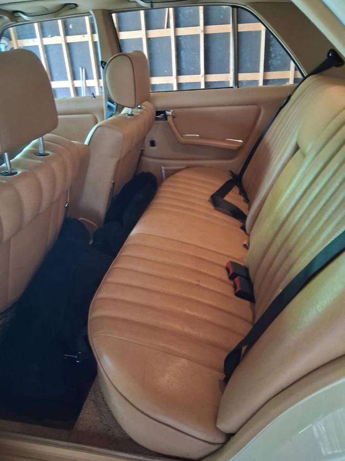 Mercedes-benz-300d-diesel-1982-white-12