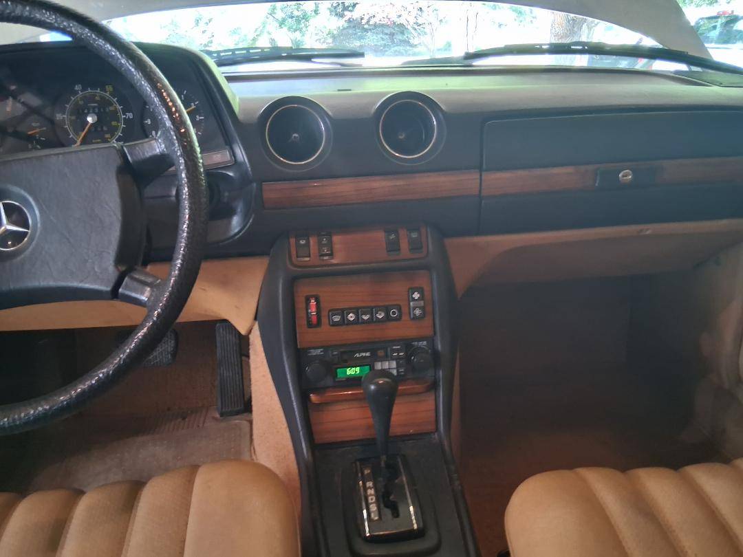 Mercedes-benz-300d-diesel-1982-white-13