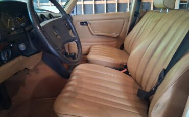 Mercedes-benz-300d-diesel-1982-white-14