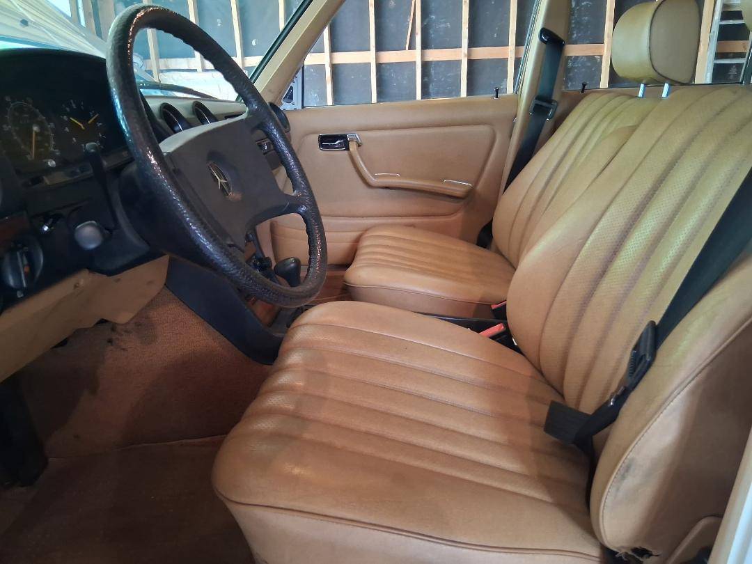 Mercedes-benz-300d-diesel-1982-white-14