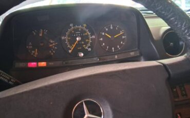 Mercedes-benz-300d-diesel-1982-white-15