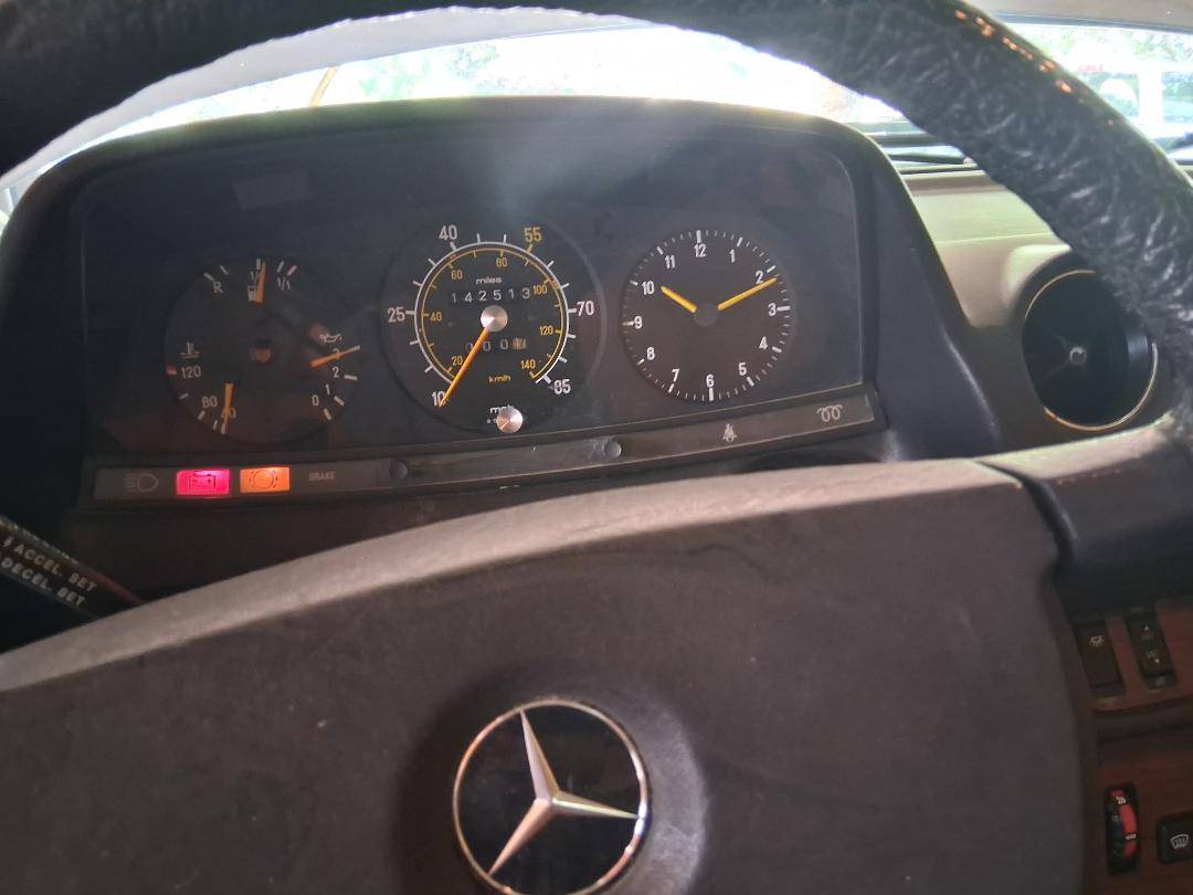 Mercedes-benz-300d-diesel-1982-white-15