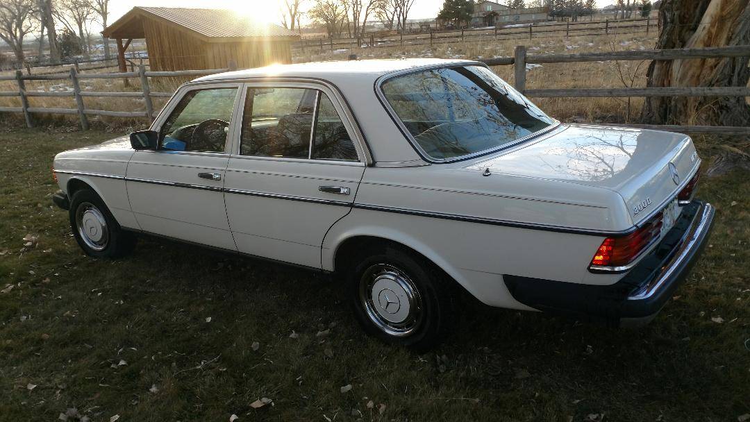 Mercedes-benz-300d-diesel-1982-white-2