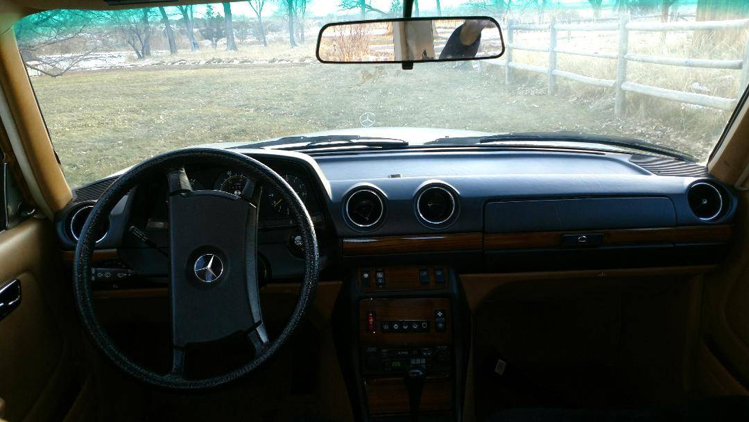 Mercedes-benz-300d-diesel-1982-white-4