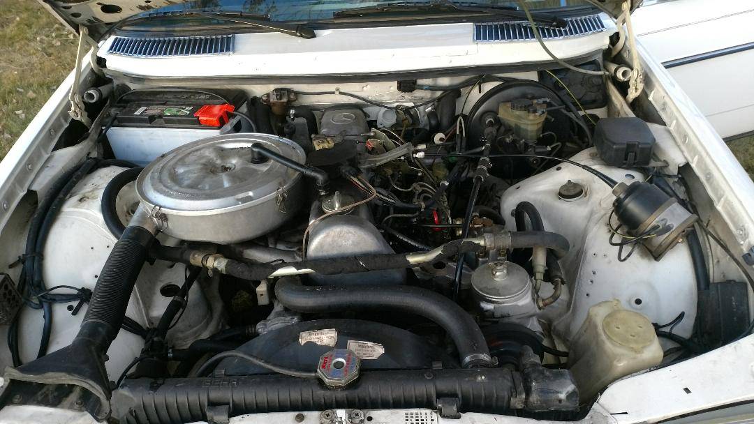 Mercedes-benz-300d-diesel-1982-white-8