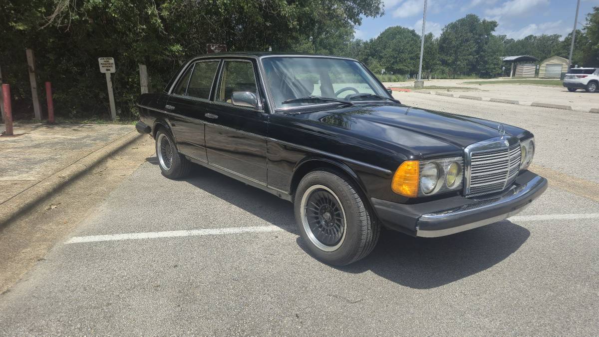Mercedes-benz-300d-diesel-1983-black-2