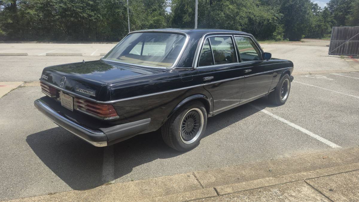 Mercedes-benz-300d-diesel-1983-black-3