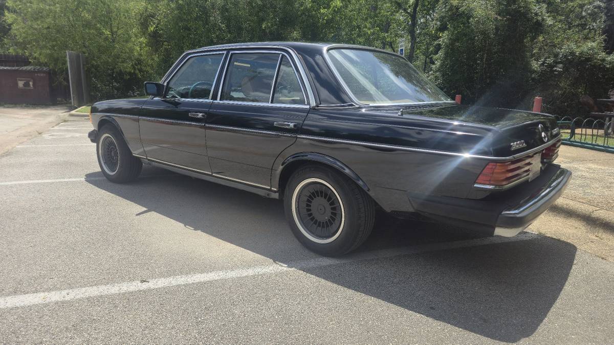 Mercedes-benz-300d-diesel-1983-black-5