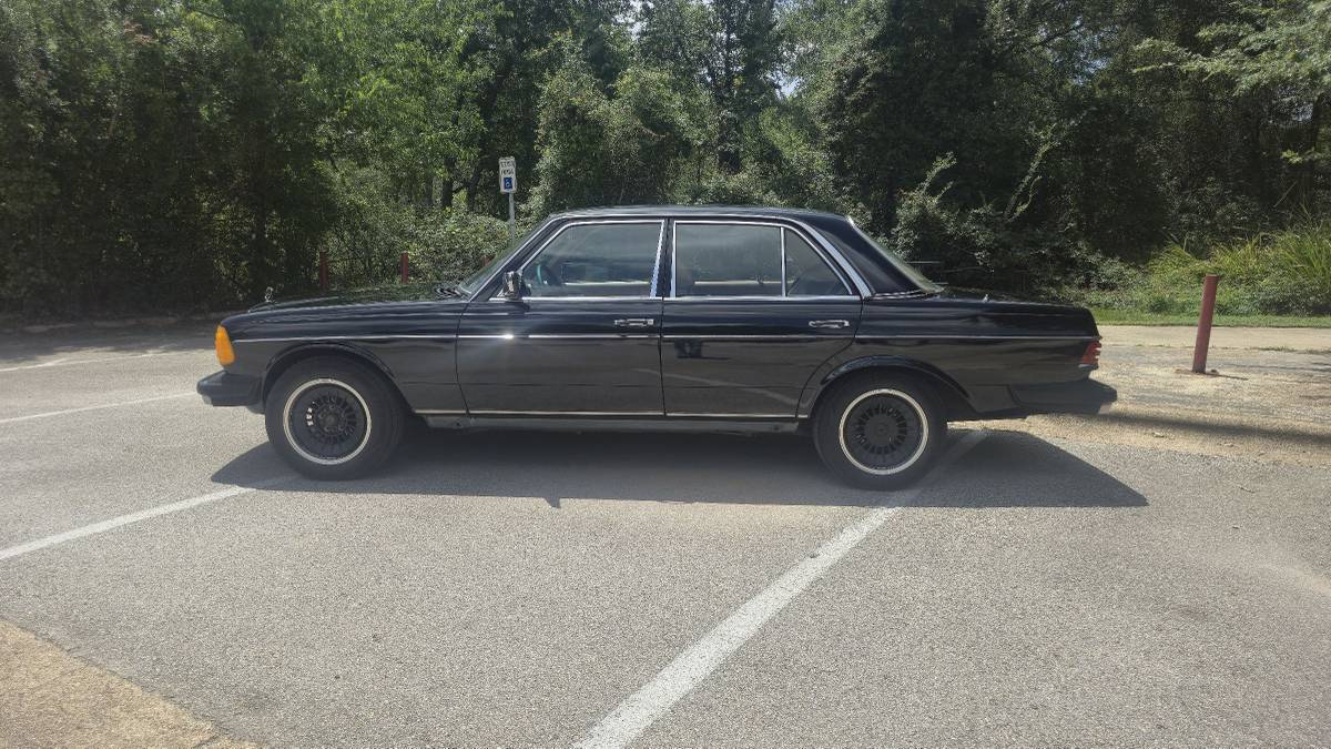 Mercedes-benz-300d-diesel-1983-black-6