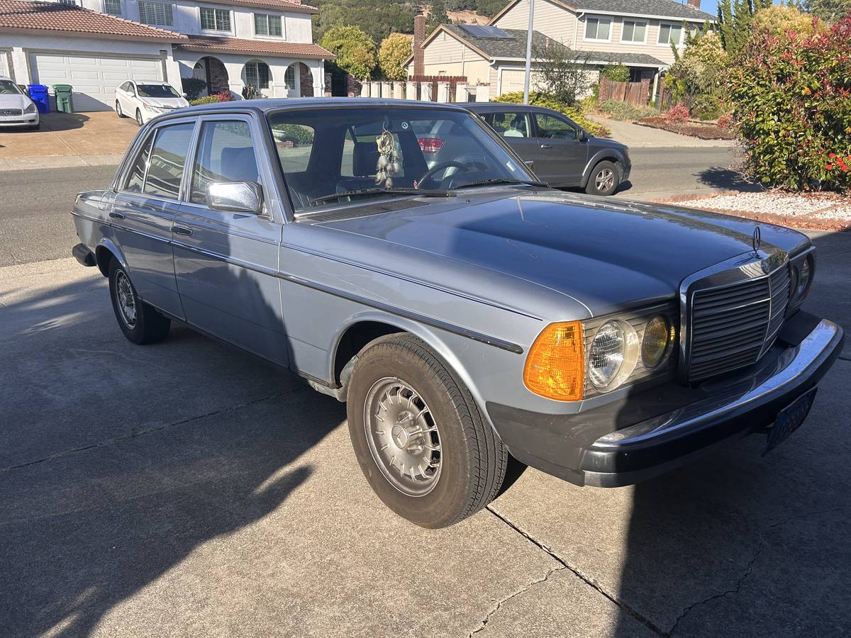 Mercedes-benz-300d-diesel-1983-blue-4