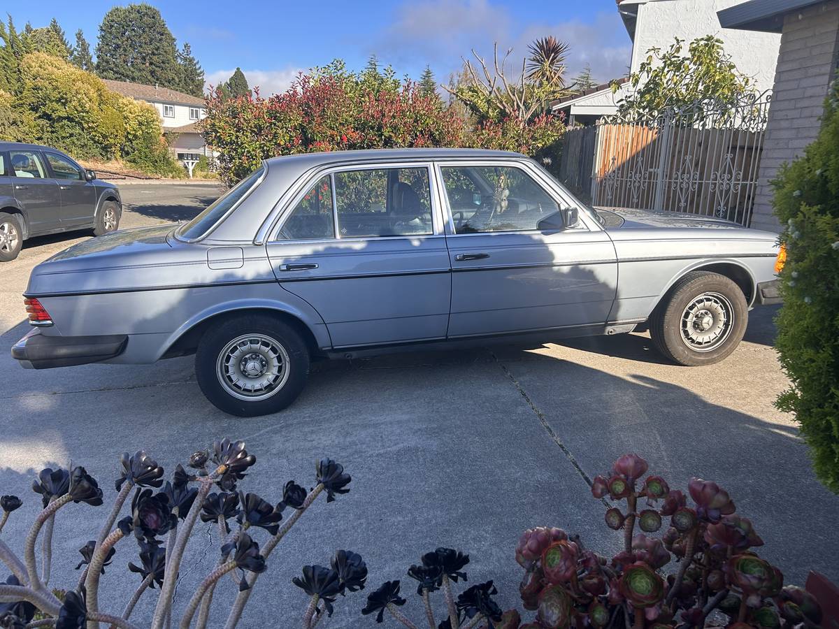 Mercedes-benz-300d-diesel-1983-blue-7